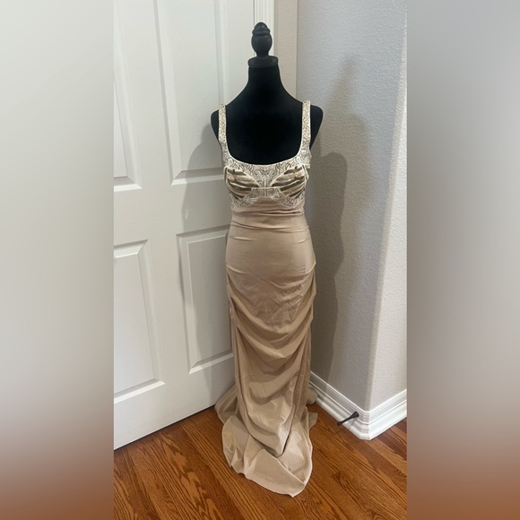 Retail for $990 Nicole Miller signature dress 100% silk size